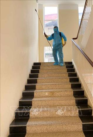 Trong ảnh: Trường THPT Trần Nhân Tông, quận Hai Bà Trưng phun thuốc khử khuẩn, hoàn thành tổng vệ sinh toàn trường, sẵn sàng đón học sinh trở lại vào ngày 4/5 tới đây. Ảnh: TTXVN phát