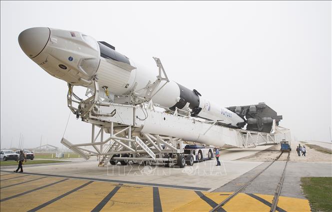 Trong ảnh: Tên lửa đẩy Falcon 9 mang theo tàu vũ trụ Crew Dragon của Tập đoàn công nghệ SpaceX được chuyển tới trung tâm vũ trụ Kennedy ở Florida, Mỹ ngày 28/2/2019. Ảnh: AFP/TTXVN 