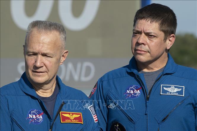 Trong ảnh (tư liệu): Hai phi hành gia của NASA Doug Hurley (trái) và Bob Behnken trong cuộc họp báo chuẩn bị cho chuyến bay thử nghiệm cùng với tàu Demo-2 của Tập đoàn SpaceX tại Trung tâm vũ trụ Kennedy, bang Florida (Mỹ) ngày 1/3/2019. Ảnh: AFP/TTXVN