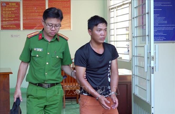 Trong ảnh: Huỳnh Văn Tý được Côn an huyện An Phú bàn giao cho Văn phòng Cơ quan Cảnh sát điều tra Công an tỉnh tiếp tục xác minh, điều tra làm rõ theo thẩm quyền. Ảnh: Công Mạo-TTXVN         