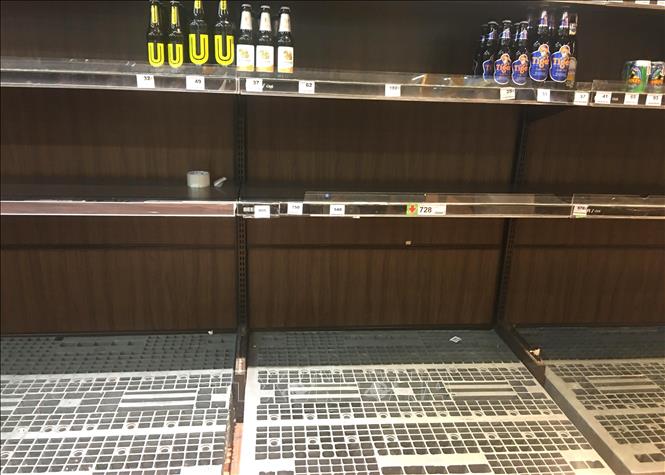 Trong ảnh: Kệ bán bia tại một siêu thị ở thủ đô Bangkok trưa 3/5 trống hàng sau khi lệnh cấm bán đồ uống có cồn được dỡ bỏ. Ảnh: Ngọc Quang – PV TTXVN tại Bangkok.