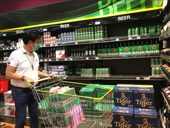 Trong ảnh: Một khách hàng tranh thủ đi mua tại một siêu thị ở thủ đô Bangkok trưa 3/5 sau khi lệnh cấm bán đồ uống có cồn được dỡ bỏ. Ảnh: Ngọc Quang – PV TTXVN tại Bangkok.