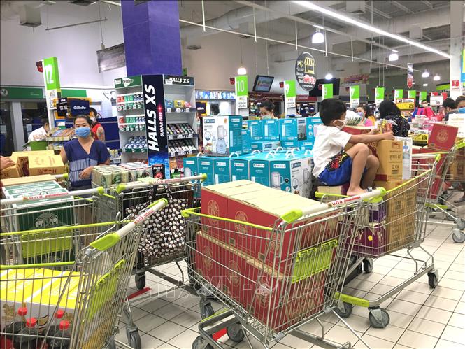 Trong ảnh: Các xe đẩy chất đầy bia đang chờ thanh toán tại một siêu thị ở thủ đô Bangkok trưa ngày 3/5 sau khi lệnh cấm bán đồ uống có cồn được dỡ bỏ. Ảnh: Ngọc Quang – PV TTXVN tại Bangkok.