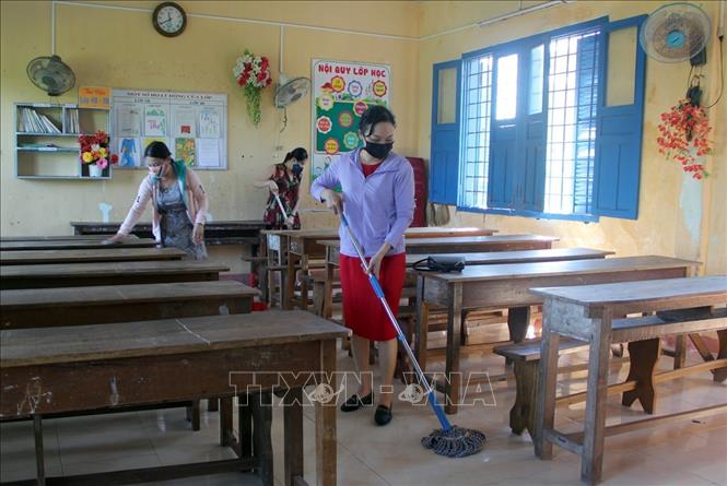 Trong ảnh: Giáo viên trường Tiểu học Lạc Long Quân sắp xếp, bố trí lại lớp học. Ảnh: Xuân Triệu - TTXVN