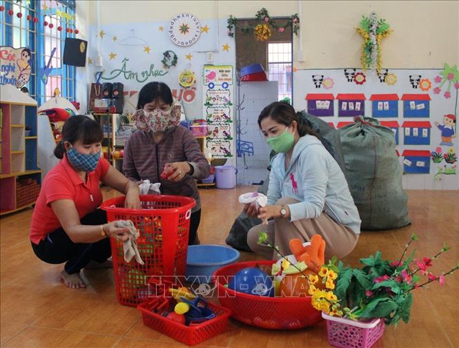 Trong ảnh: Giáo viên trường Mầm non Sơn Ca lau sát khuẩn đồ chơi cho trẻ. Ảnh: Xuân Triệu - TTXVN