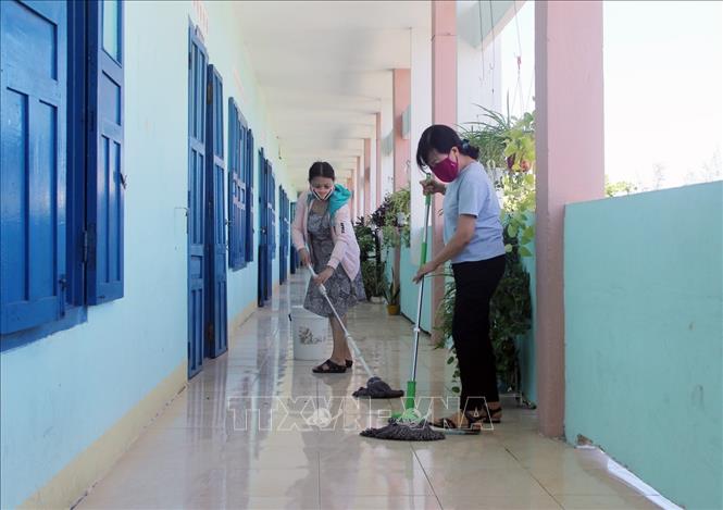 Trong ảnh: Giáo viên trường Tiểu học Lạc Long Quân lau dọn hành lang trường lớp. Ảnh: Xuân Triệu - TTXVN