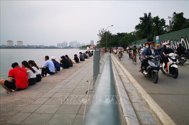 Trong ảnh: Tại khu vực Hồ Tây tụ tập đông người ngồi uống nước không đảm bảo giãn khoảng cách cần thiết. Ảnh: Thành Đạt - TTXVN