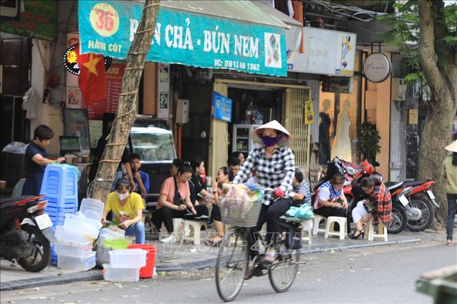 Trong ảnh: Tại phố Hàng Cót tình trạng lấn chiếm vỉa hè làm nơi bán hàng, tụ tập đông người không giữ khoảng cách an toàn. Ảnh: Thành Đạt - TTXVN