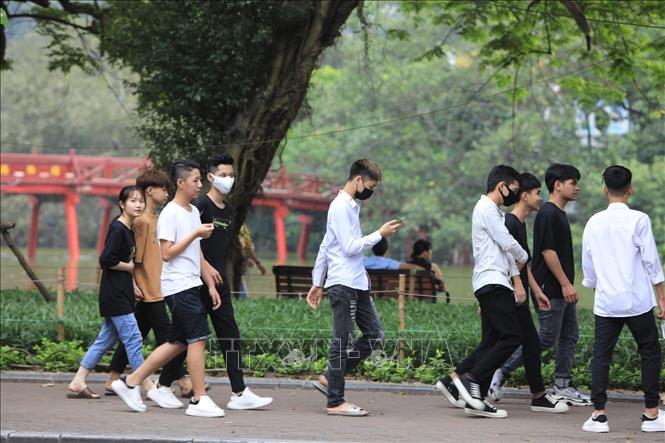 Trong ảnh: Tại khu vực hồ Hoàn Kiếm nhiều bạn trẻ vẫn chủ quan không đeo khẩu trang phòng chống dịch. Ảnh: Thành Đạt - TTXVN