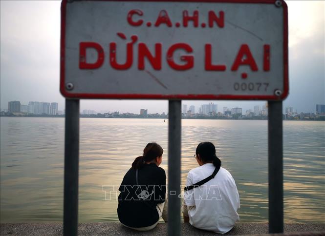 Trong ảnh: Nhiều người không thực hiện việc duy trì khoảng cách khi giao tiếp. Ảnh: Thành Đạt - TTXVN