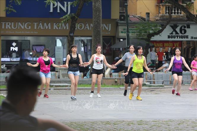 Trong ảnh: Người dân khi tập thể dục tại nơi công cộng vẫn cần đeo khẩu trang phòng chống dịch. Ảnh: Thành Đạt - TTXVN