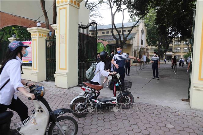 Trong ảnh: Học sinh trường THPT Việt Đức, quận Hoàn Kiếm trở lại trường, sáng 4/5. Ảnh: Thành Đạt - TTXVN