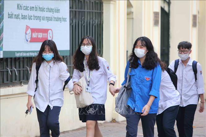 Trong ảnh: Học sinh trường THPT Việt Đức, quận Hoàn Kiếm trở lại trường, sáng 4/5. Ảnh: Thành Đạt - TTXVN