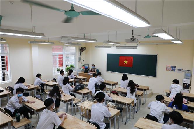 Trong ảnh: Các lớp học đều đảm bảo giãn cách học sinh, được mở cửa thông thoáng, sử dụng quạt thay cho điều hòa theo khuyến cáo của ngành y tế. Ảnh: Thanh Tùng - TTXVN
