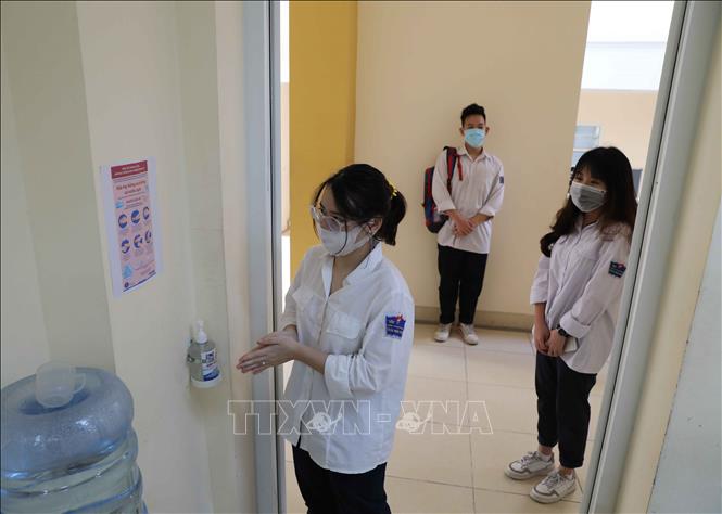 Trong ảnh: Học sinh rửa tay sát khuẩn trước khi vào lớp. Ảnh: Thanh Tùng - TTXVN