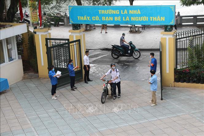 Trong ảnh: Học sinh trường THPT Trần Nhân Tông, quận Hai Bà Trưng trở lại trường sáng 4/5. Ảnh: Thanh Tùng - TTXVN