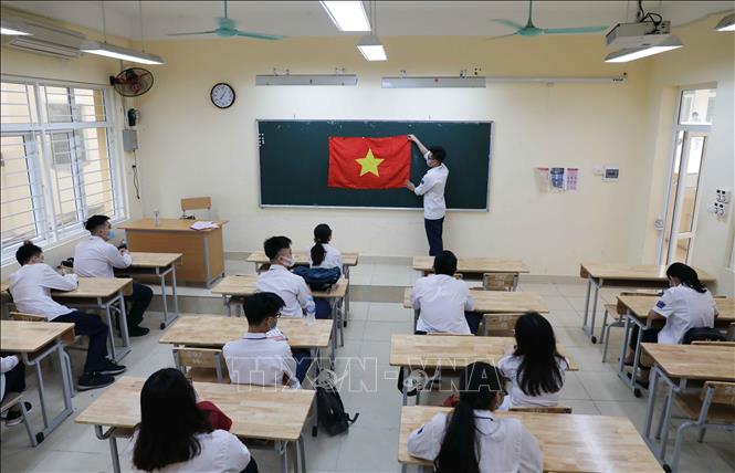 Trong ảnh: Học sinh trường THPT Trần Nhân Tông, quận Hai Bà Trưng chuẩn bị lễ chào cờ đầu tuần. Ảnh: Thanh Tùng - TTXVN