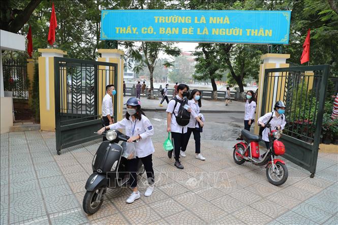 Trong ảnh: Học sinh trường THPT Trần Nhân Tông, quận Hai Bà Trưng trở lại trường sáng 4/5. Ảnh: Thanh Tùng - TTXVN