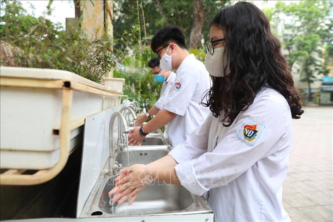 Trong ảnh: Học sinh trường THPT Việt Đức rửa tay trước khi vào lớp. Ảnh: Thành Đạt - TTXVN