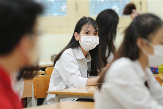 Trong ảnh: Học sinh trường THPT Việt Đức, quận Hoàn Kiếm trở lại trường sáng 4/5. Ảnh: Thành Đạt - TTXVN