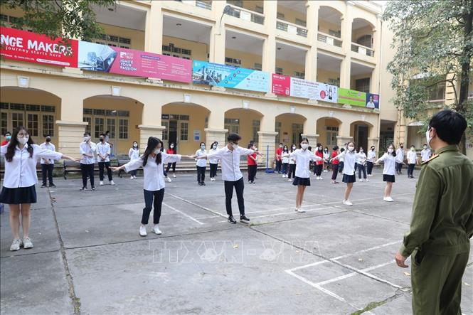 Trong ảnh: Tiết học quân sự tại trường THPT Việt đảm bảo giãn cách cần thiết. Ảnh: Thành Đạt - TTXVN