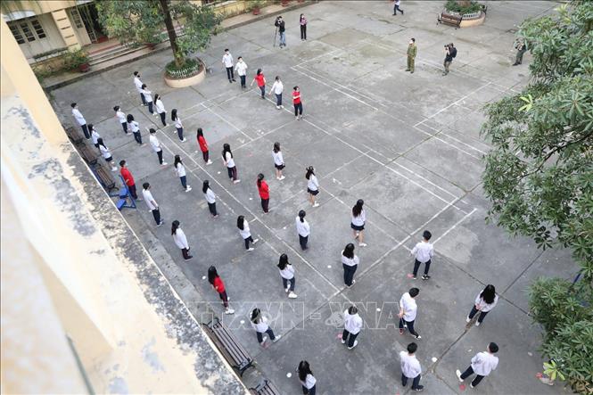 Trong ảnh: Tiết học quân sự tại trường THPT Việt đảm bảo giãn cách cần thiết. Ảnh: Thành Đạt - TTXVN