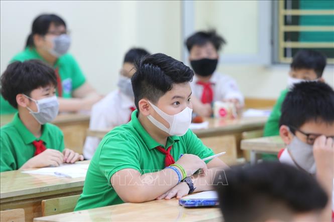 Trong ảnh: Học sinh trường THCS Trưng Vương, quận Hoàn Kiếm bắt đầu những tiết học đầu tiên. Ảnh: Thành Đạt - TTXVN 