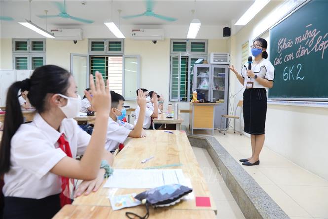 Trong ảnh: Học sinh trường THCS Trưng Vương, quận Hoàn Kiếm bắt đầu những tiết học đầu tiên. Ảnh: Thành Đạt - TTXVN 