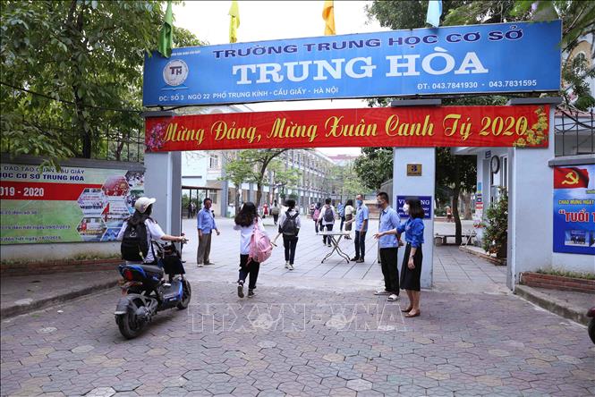 Trong ảnh: Học sinh trường THCS Trung Hòa, quận Cầu Giấy, TP Hà Nội trở lại trường học sáng 4/5/2020. Ảnh: Vũ Sinh - TTXVN