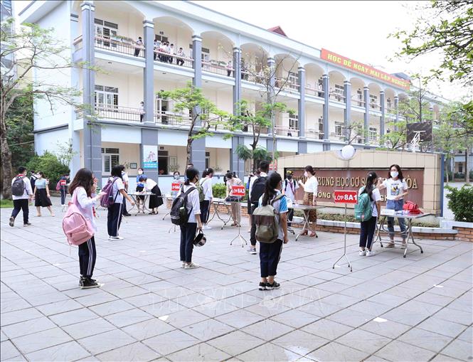 Trong ảnh: Học sinh trường THCS Trung Hòa, quận Cầu Giấy, TP Hà Nội được đo thân nhiệt trước khi vào lớp sáng 4/5/2020. Ảnh: Vũ Sinh - TTXVN