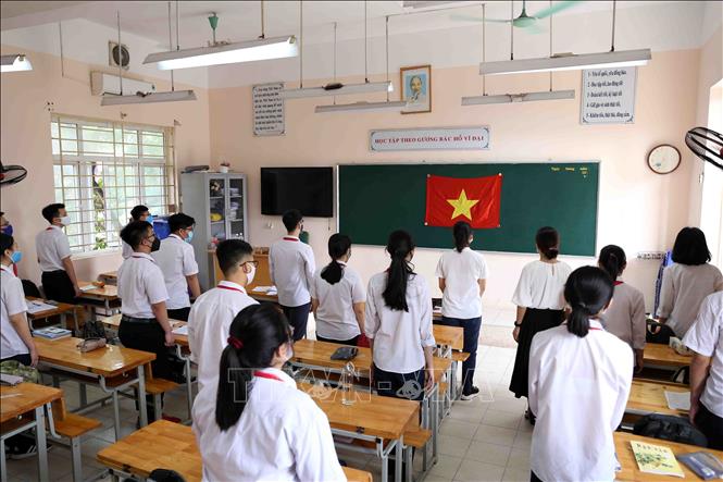 Trong ảnh: Lớp học khối 9, trường THCS Trung Hòa, quận Cầu Giấy, TP Hà Nội thực hiện khoảng cách an toàn khi tham gia học tập. Ảnh: Vũ Sinh - TTXVN