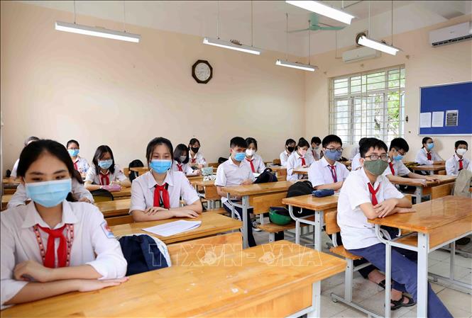 Trong ảnh: Lớp học khối 9, trường THCS Trung Hòa, quận Cầu Giấy, TP Hà Nội thực hiện khoảng cách an toàn khi tham gia học tập. Ảnh: Vũ Sinh - TTXVN