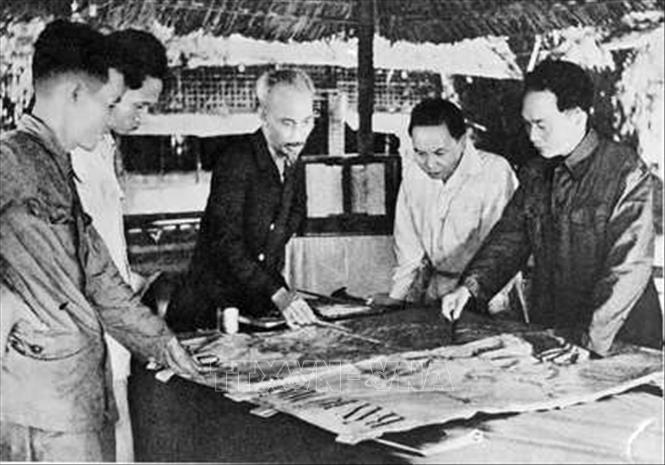 Trong ảnh: Ngày 6/12/1953, Bộ Chính trị tổ chức cuộc họp dưới sự chủ trì của Chủ tịch Hồ Chí Minh để nghe Tổng Quân ủy báo cáo và duyệt lần cuối kế hoạch tác chiến Đông - Xuân 1953 - 1954, đồng thời quyết định mở Chiến dịch Điện Biên phủ với quyết tâm tiêu diệt bằng được tập đoàn cứ điểm này. Ảnh: Tư liệu TTXVN