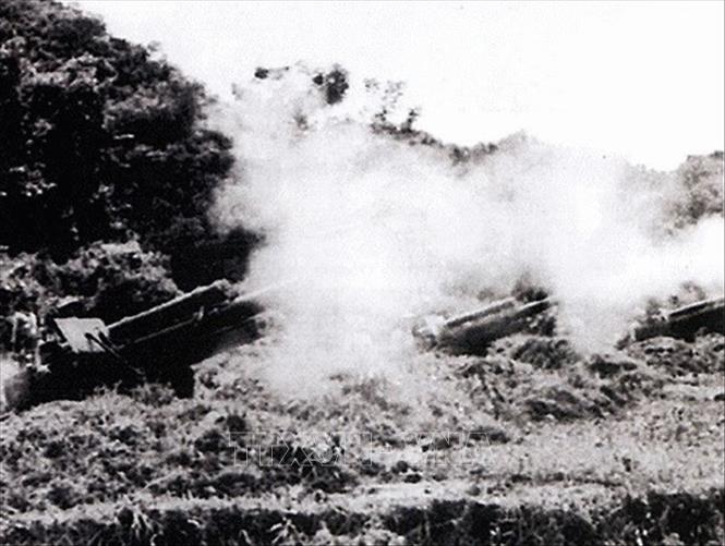 Trong ảnh: Pháo binh của ta nổ súng mở màn chiến dịch Điện Biên Phủ chiều 13/3/1954, tấn công cứ điểm Him Lam. Ảnh: Tư liệu/TTXVN phát