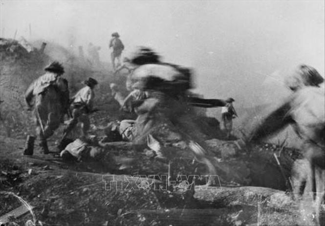 Trong ảnh: Sau tiếng nổ của khối bộc phá gần 1 tấn trên đồi A1, 17 giờ ngày 6/5/1954, bộ đội ta từ 3 hướng đồng loạt xung phong tiêu diệt cứ điểm cuối cùng án ngữ khu trung tâm Tập đoàn cứ điểm Điện Biên Phủ. Đến 4 giờ 30 phút ngày 7/5, ta hoàn toàn làm chủ cứ điểm quan trọng này. Thắng lợi của trận tiến công đồi A1 góp phần quyết định cho chiến dịch chuyển sang tổng công kích giành toàn thắng. Ảnh: Tư liệu TTXVN