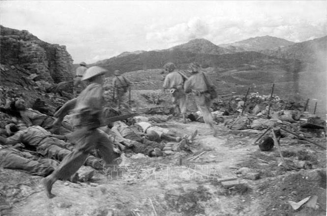 Trong ảnh: Các đơn vị xung kích của ta tấn công, tiêu diệt địch trên đồi A1 - cứ điểm quan trọng nhất của toàn bộ khu phòng ngự phía Đông của địch, tấm lá chắn cuối cùng bảo vệ khu Trung tâm Tập đoàn cứ điểm. Chiến thắng của quân ta trên đồi A1 đã trở thành một trong những chiến công huyền thoại đi vào lịch sử vẻ vang của QĐND Việt Nam. Ảnh: Tư liệu TTXVN