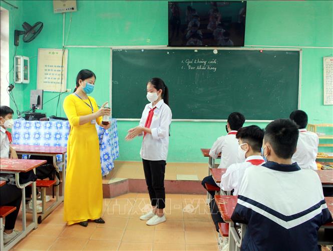 Trong ảnh: Trường THCS Trần Phú, TP Bắc Giang bố trí tiết học đầu tiên để hướng dẫn học sinh cách phòng chống dịch COVID-19. Ảnh: Đồng Thúy-TTXVN