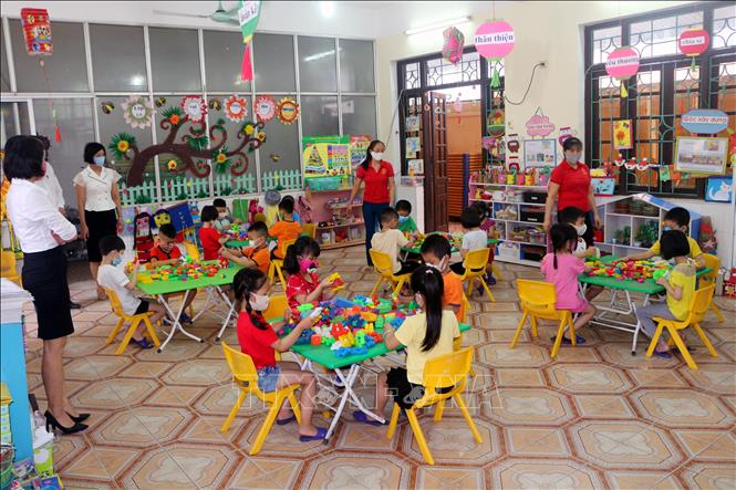 Trong ảnh: Học sinh trường mầm non Hoa Sen, thành phố Phủ Lý (Hà Nam) thực hiện giãn cách trong ngày đầu tiên trở lại trường. Ảnh: Đại Nghĩa - TTXVN