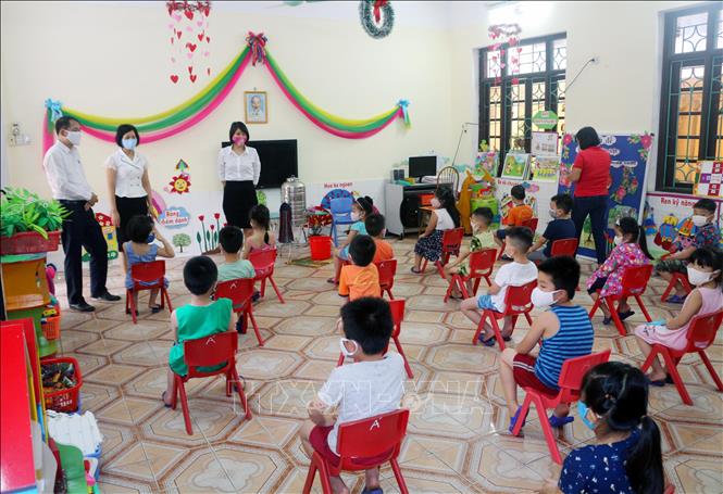 Trong ảnh: Học sinh trường mầm non Hoa Sen, thành phố Phủ Lý (Hà Nam) thực hiện giãn cách trong ngày đầu tiên trở lại trường. Ảnh: Đại Nghĩa- TTXVN