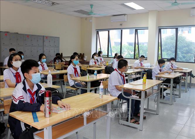 Trong ảnh: Lớp 6 chuyên Toán trường chuyên Biên Hòa (thành phố Phủ Lý, tỉnh Hà Nam) trong tiết học đầu tiên sau thời gian nghỉ học vì dịch bệnh. Ảnh: Đại Nghĩa - TTXVN