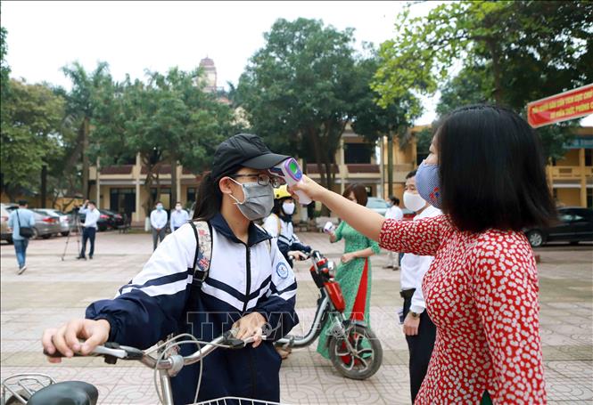 Trong ảnh: Trường THCS Bình Xuyên (huyện Bình Xuyên) thực hiện kiểm tra thân nhiệt cho học sinh trước khi vào lớp. Ảnh: Hoàng Hùng - TTXVN