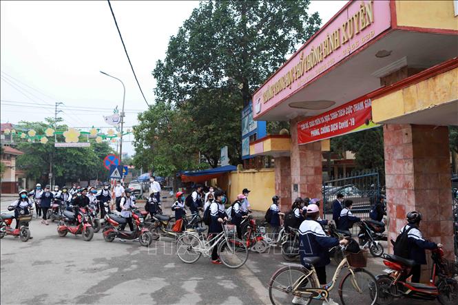 Trong ảnh: Học sinh Trường THCS Bình Xuyên (huyện Bình Xuyên) đi học trở lại. Ảnh: Hoàng Hùng - TTXVN