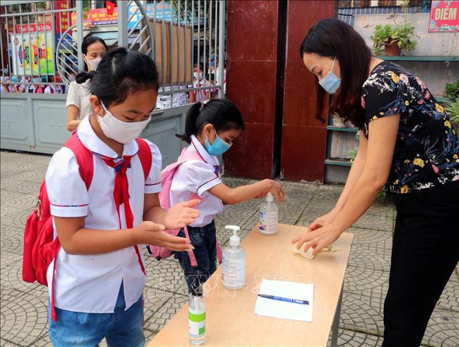 Trong ảnh: Học sinh trường tiểu học Lương Khánh Thiện (thành phố Phủ Lý, tỉnh Hà Nam) rửa tay sát khuẩn trước khi vào lớp. Ảnh: Đại Nghĩa- TTXVN