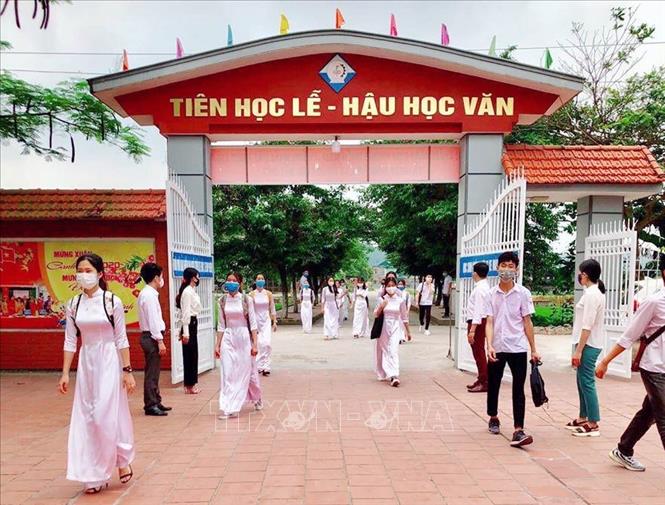 Trong ảnh: Học sinh, sinh viên Quảng Ninh đến trường đều phải giữ khoảng cách an toàn. Ảnh: TTXVN phát
