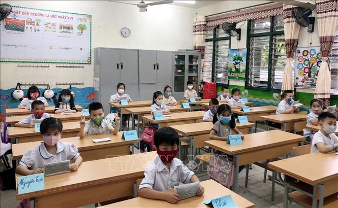Trong ảnh: Ngày đầu tiên học sinh, sinh viên Quảng Ninh đi học trở lại được ngồi giãn cách theo quy định. Ảnh: TTXVN phát
