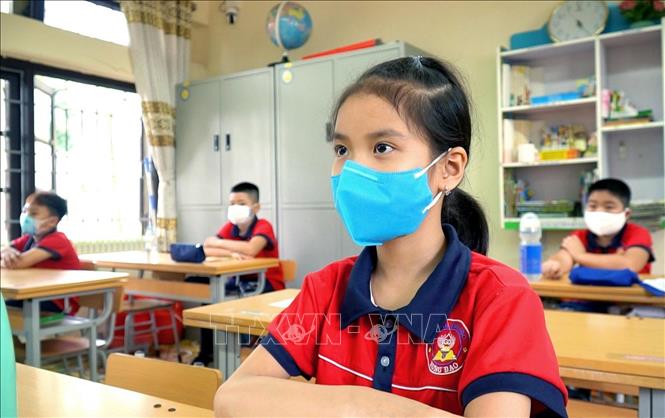 Trong ảnh: Ngày đầu tiên học sinh Quảng Ninh đi học trở lại phải đeo khẩu trang trong lớp. Ảnh: TTXVN phát