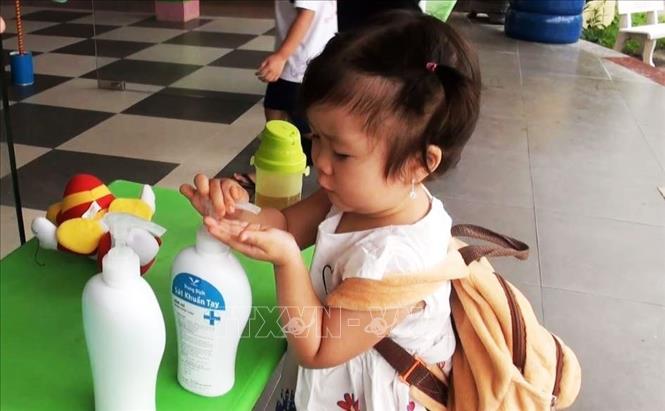 Trong ảnh: Các cháu mầm non đã có ý thức trong việc rửa tay bằng nước sát khuẩn nhằm phòng trách dịch bệnh COVID-19. Ảnh: Võ Dung -TTXVN