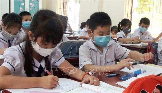 Trong ảnh: Các trường học trên địa bàn tỉnh Quảng Bình gặp nhiều khó khăn trong việc giãn cách do thiếu cơ sở vật chất, thiếu phòng học... Ảnh: Võ Dung -TTXVN