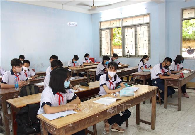 Trong ảnh: Học sinh trường trung học cơ sở Trần Phú, thành phố Phan Rang-Tháp Chàm (Ninh Thuận) được học cách nhật để đảm bảo an toàn về phòng, chống dịch bệnh trong tình hình mới. Ảnh: Công Thử - TTXVN
