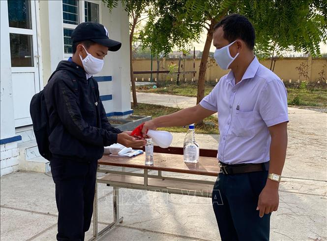 Trong ảnh: Học sinh Ninh Thuận rửa tay sát khuẩn trước khi vào lớp học. Ảnh: Công Thử - TTXVN